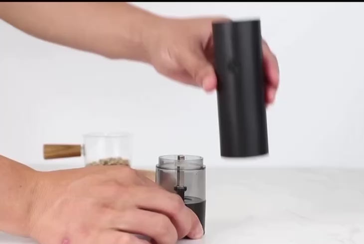 USB Rechargeable Electric Salt & Pepper Grinder – Adjustable Coarseness